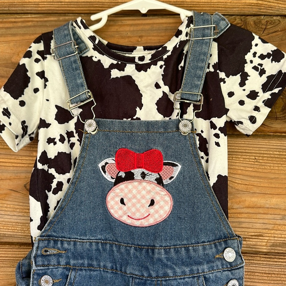 Who doesn’t love cows & overalls?🐮